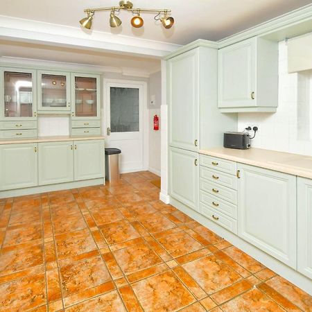 The Glade By Yourstays Huge Single Detached Holiday Home With Big Garden Newcastle-under-Lyme Eksteriør bilde