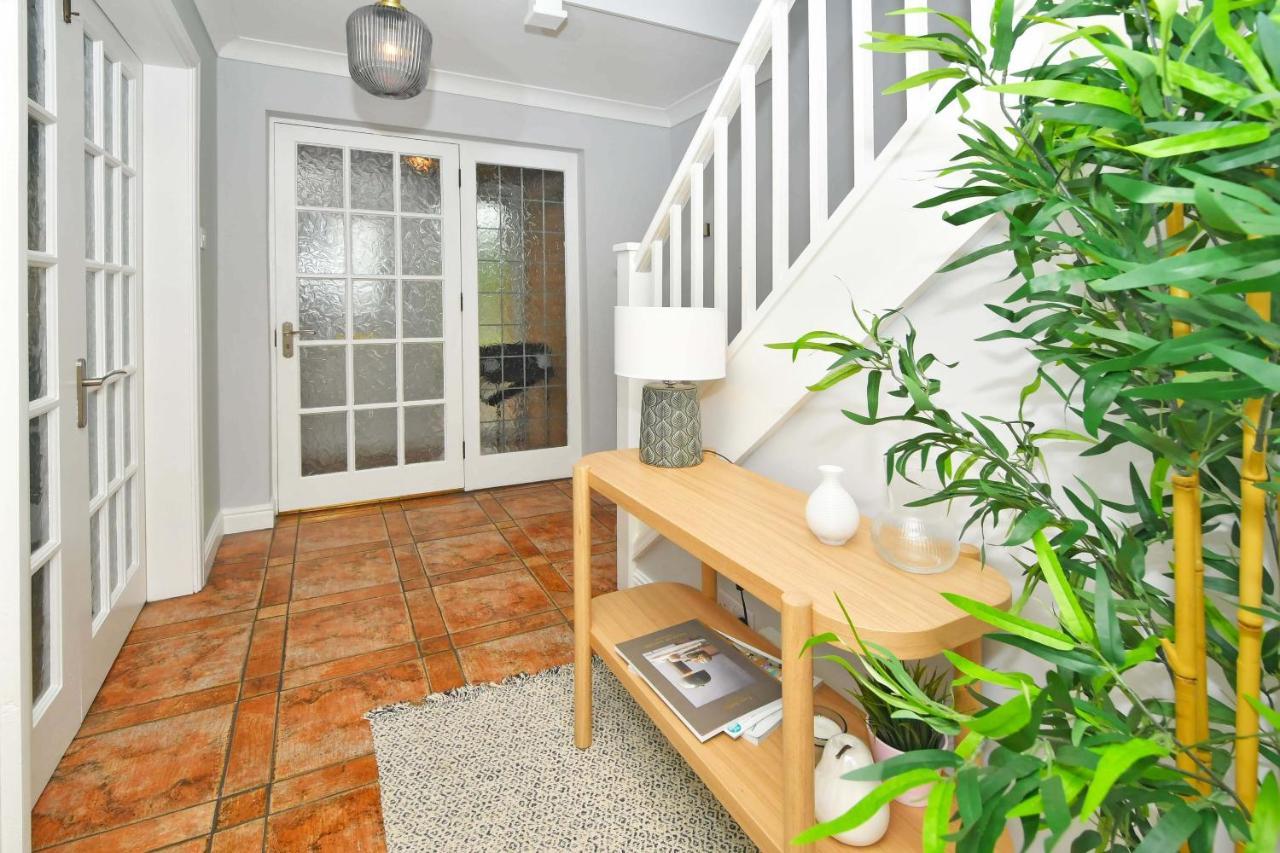 The Glade By Yourstays Huge Single Detached Holiday Home With Big Garden Newcastle-under-Lyme Eksteriør bilde
