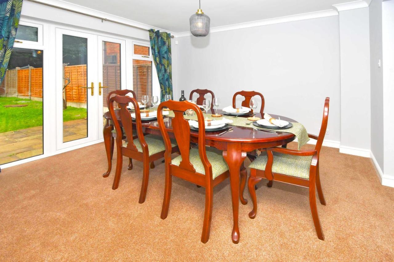 The Glade By Yourstays Huge Single Detached Holiday Home With Big Garden Newcastle-under-Lyme Eksteriør bilde