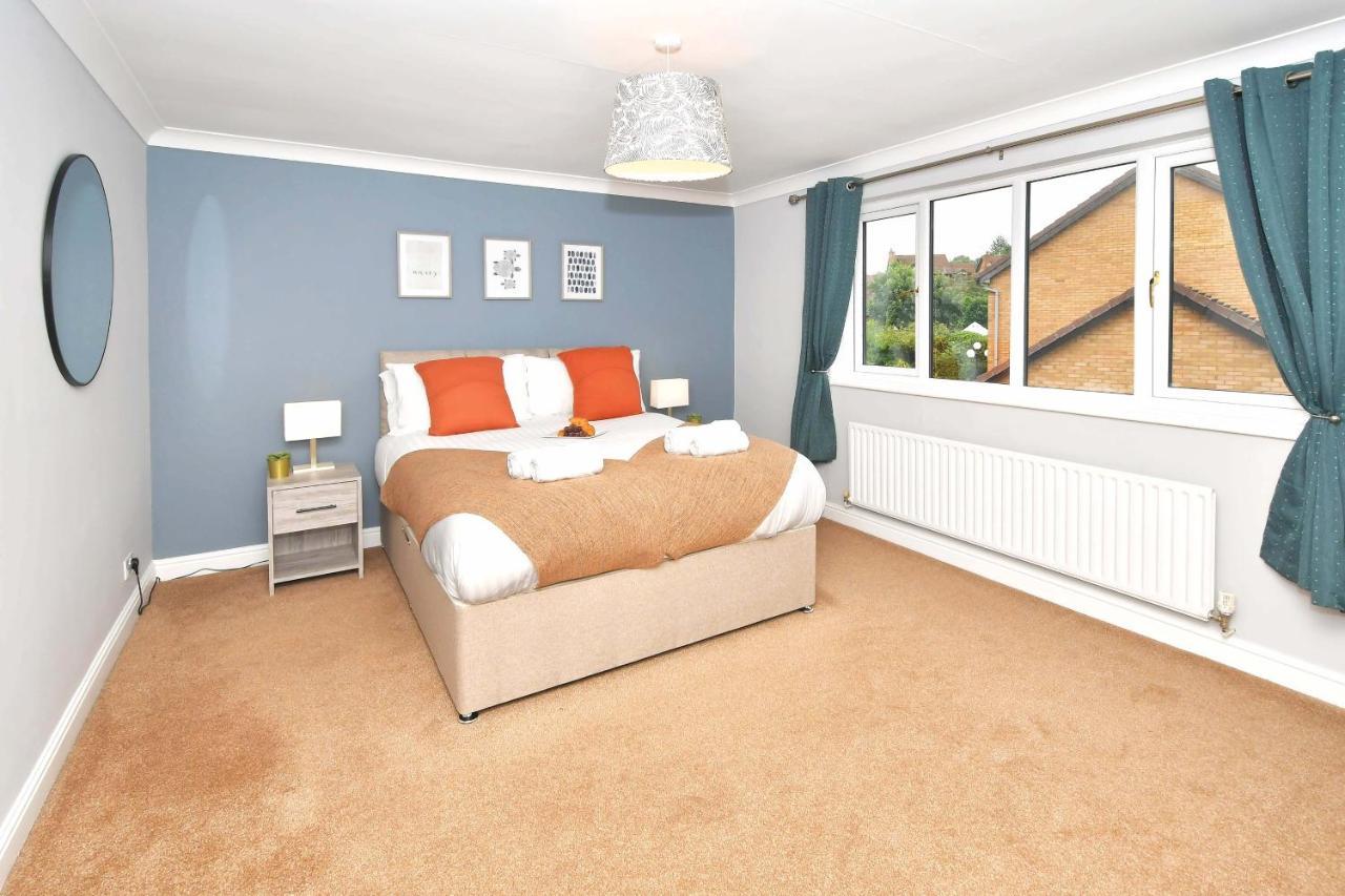The Glade By Yourstays Huge Single Detached Holiday Home With Big Garden Newcastle-under-Lyme Eksteriør bilde