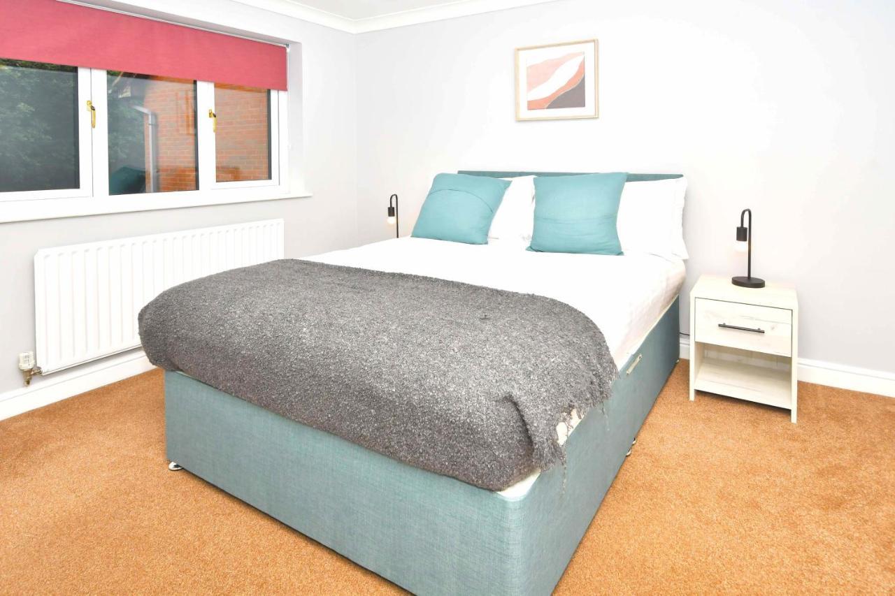The Glade By Yourstays Huge Single Detached Holiday Home With Big Garden Newcastle-under-Lyme Eksteriør bilde