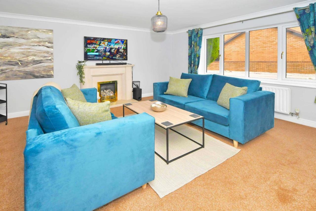 The Glade By Yourstays Huge Single Detached Holiday Home With Big Garden Newcastle-under-Lyme Eksteriør bilde
