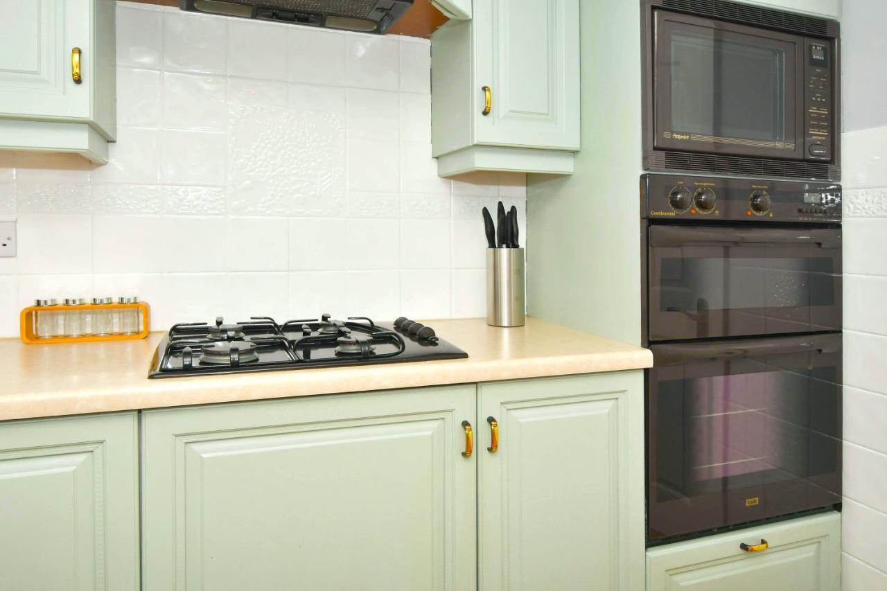 The Glade By Yourstays Huge Single Detached Holiday Home With Big Garden Newcastle-under-Lyme Eksteriør bilde
