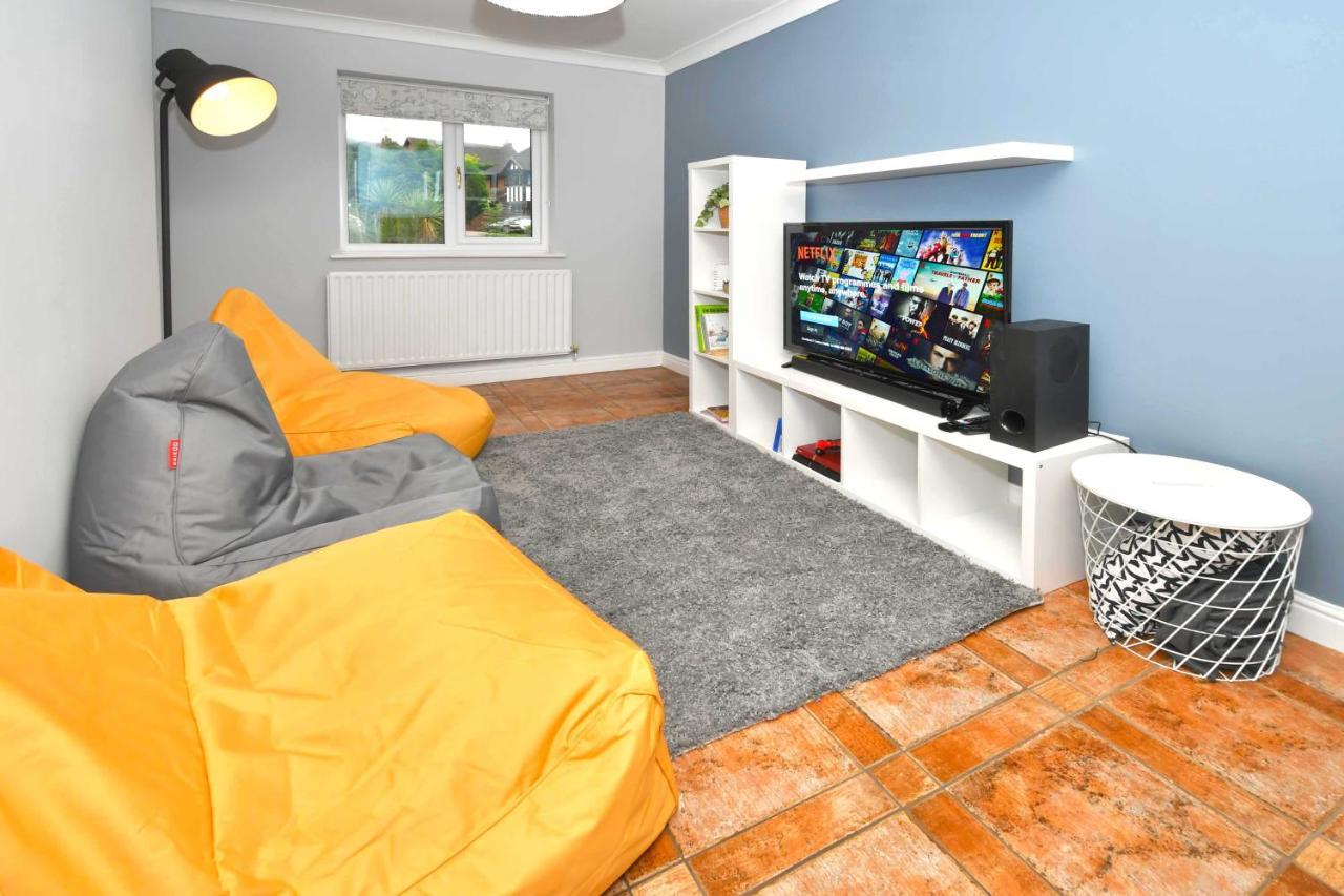 The Glade By Yourstays Huge Single Detached Holiday Home With Big Garden Newcastle-under-Lyme Eksteriør bilde