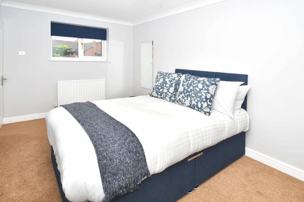 The Glade By Yourstays Huge Single Detached Holiday Home With Big Garden Newcastle-under-Lyme Eksteriør bilde