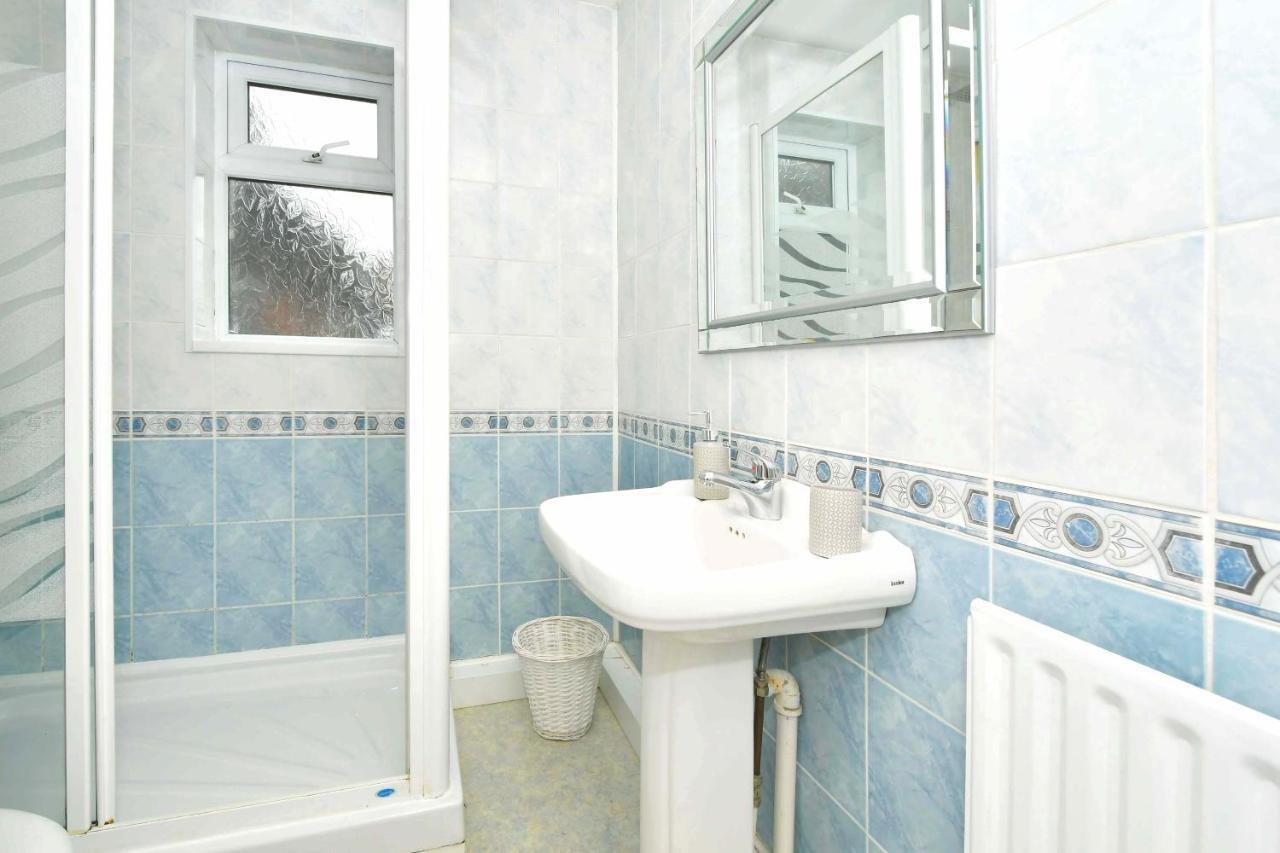 The Glade By Yourstays Huge Single Detached Holiday Home With Big Garden Newcastle-under-Lyme Eksteriør bilde