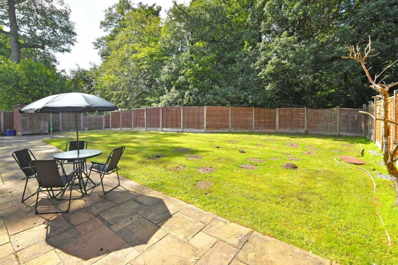 The Glade By Yourstays Huge Single Detached Holiday Home With Big Garden Newcastle-under-Lyme Eksteriør bilde