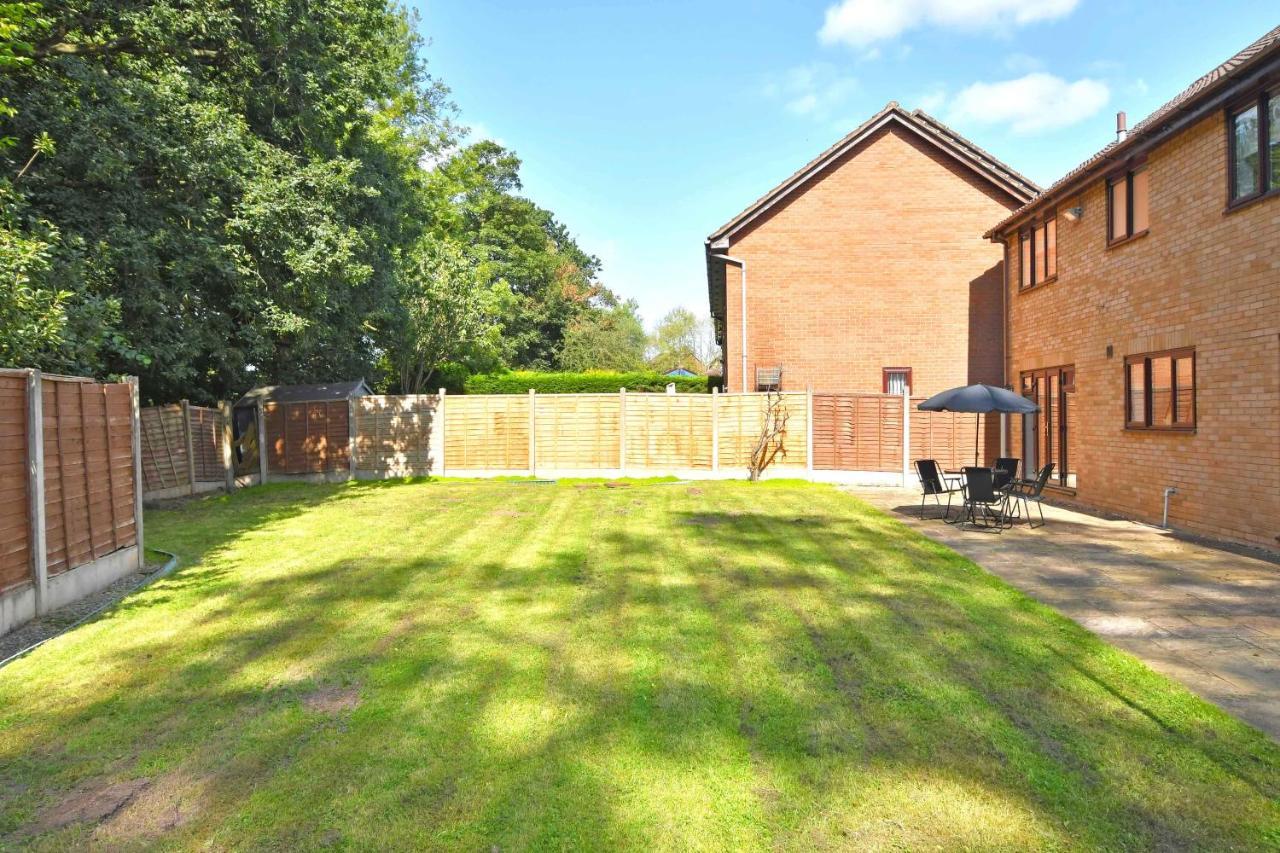 The Glade By Yourstays Huge Single Detached Holiday Home With Big Garden Newcastle-under-Lyme Eksteriør bilde
