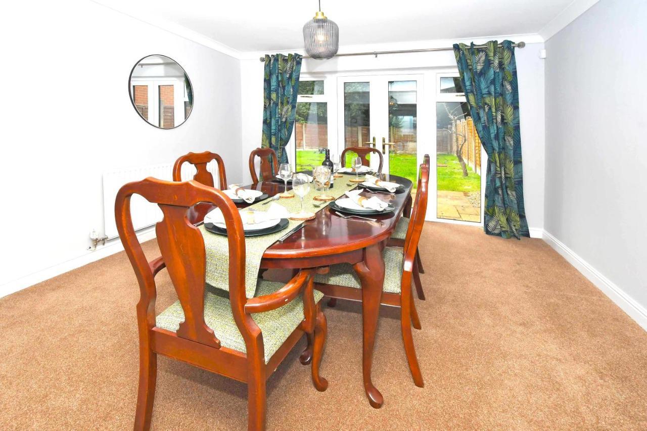 The Glade By Yourstays Huge Single Detached Holiday Home With Big Garden Newcastle-under-Lyme Eksteriør bilde