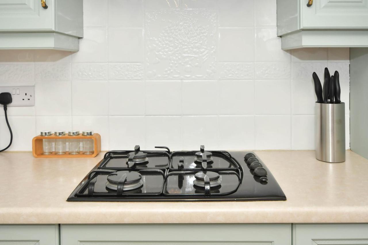 The Glade By Yourstays Huge Single Detached Holiday Home With Big Garden Newcastle-under-Lyme Eksteriør bilde