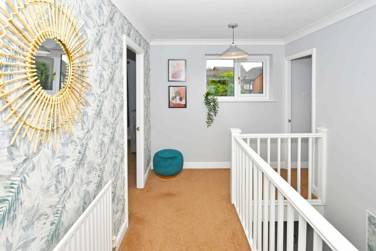 The Glade By Yourstays Huge Single Detached Holiday Home With Big Garden Newcastle-under-Lyme Eksteriør bilde