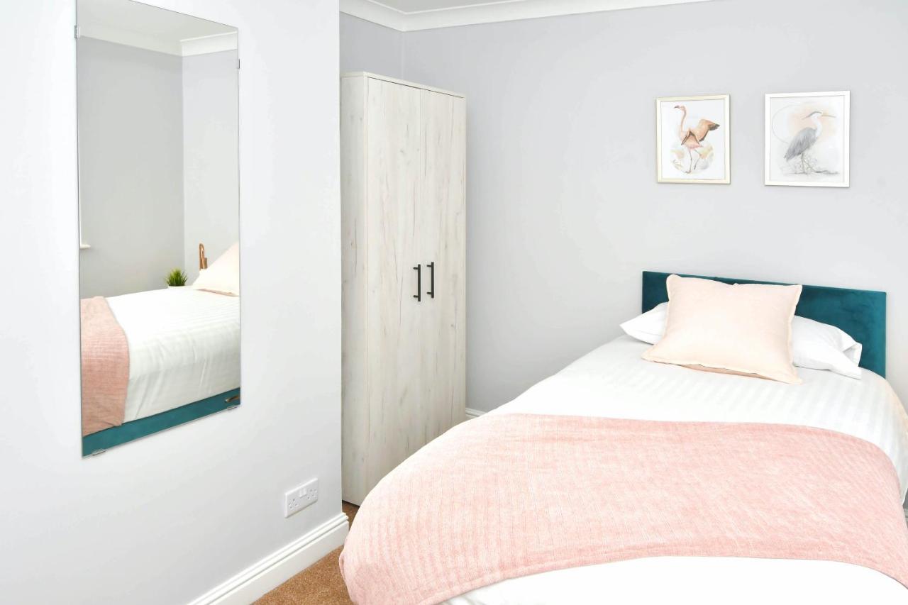 The Glade By Yourstays Huge Single Detached Holiday Home With Big Garden Newcastle-under-Lyme Eksteriør bilde