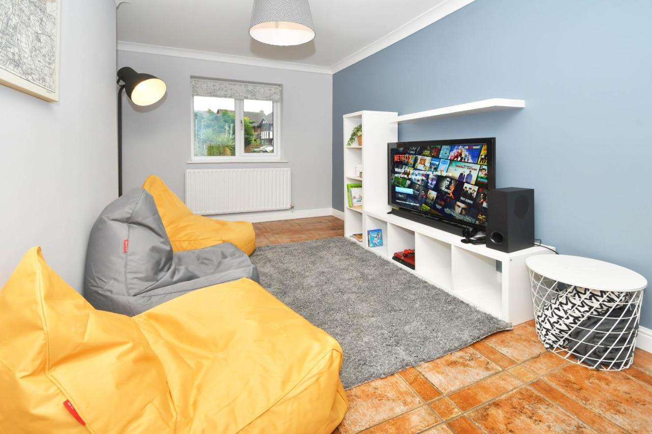 The Glade By Yourstays Huge Single Detached Holiday Home With Big Garden Newcastle-under-Lyme Eksteriør bilde