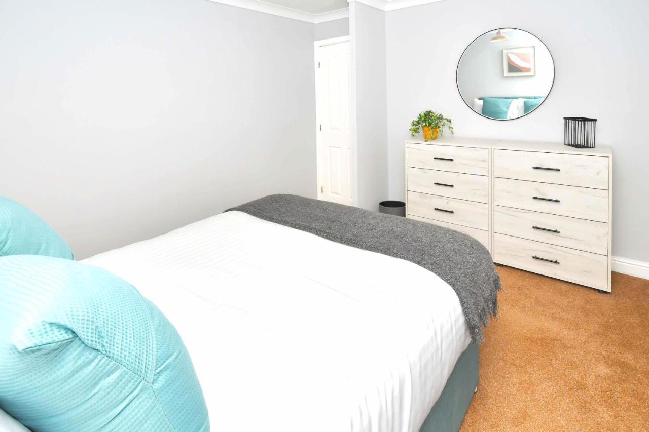 The Glade By Yourstays Huge Single Detached Holiday Home With Big Garden Newcastle-under-Lyme Eksteriør bilde