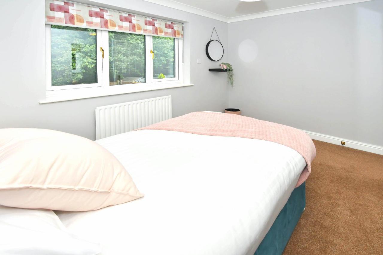 The Glade By Yourstays Huge Single Detached Holiday Home With Big Garden Newcastle-under-Lyme Eksteriør bilde